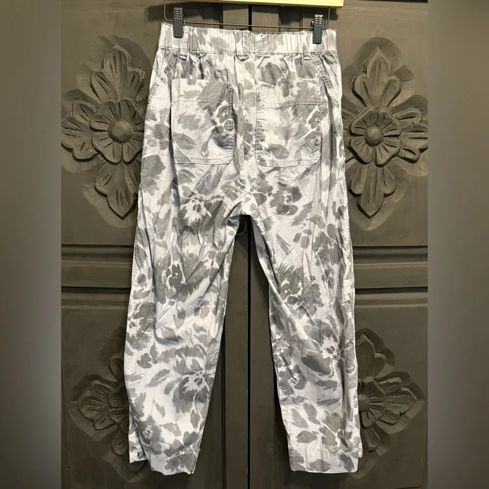 Democracy Floral Patterned Pants in Gray and Charcoal Size 6 - Picture 3 of 10